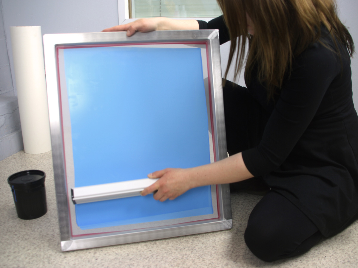 FLX SCREEN HYBRID Emulsion mit passender Beschichtungsrinne auftragen FLX SCREEN HYBRID Emulsion mit passender Beschichtungsrinne auftragen