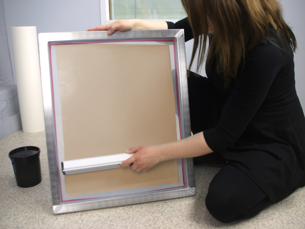 SERICOP SUPREME Diazo Emulsion mit passender Beschichtungsrinne auftragen SERICOP SUPREME Diazo Emulsion mit passender Beschichtungsrinne auftragen