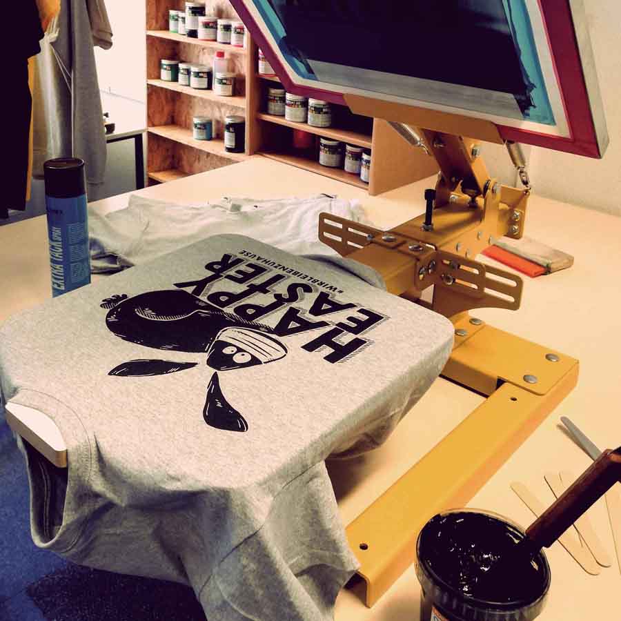 T-Shirts mit Siebdruckhandmaschine selber bedrucken