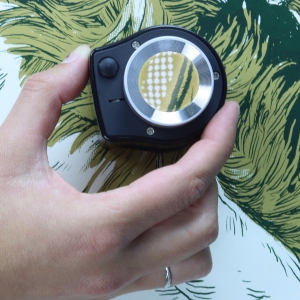 Präzise Lupe mit LED- und UV-Licht und 30x Vergrößerung