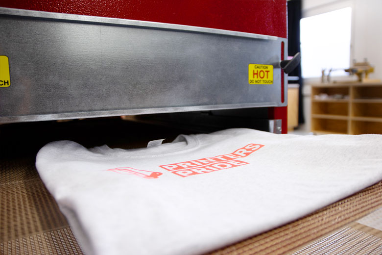 Siebdruckfarbe effizient im Trockentunnel fixieren